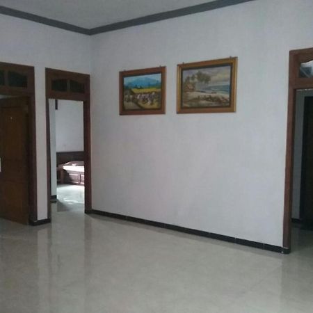 Hotel "Ngebel Indah" Екстериор снимка